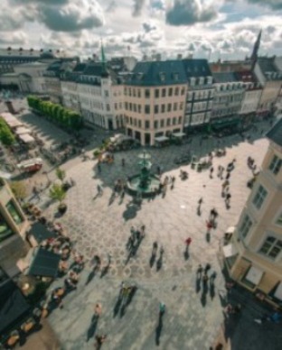 Bicicletta a Copenaghen, una città con più biciclette che automobili, che riflette l'impegno della Danimarca per la sostenibilità