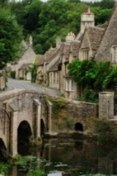 Paisagens deslumbrantes dos Cotswolds, com colinas verdes e vilarejos pitorescos. vitae professioanls, recrutamento internacional 