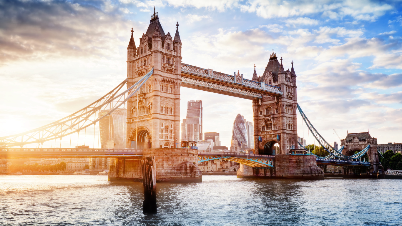 A famosa Ponte de Londres, com suas icônicas torres e vistas do rio Tâmisa. Rcerutamento de enfermeiros e médiocs, vitae professionals g