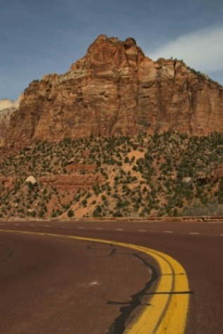 Vista panorâmica do Grand Canyon, com suas formações rochosas e paisagens impressionantes em tons de laranja e vermelho.