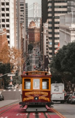 Trem clássico de San Francisco, conhecido como cable car, transportando passageiros pelas famosas colinas da cidade