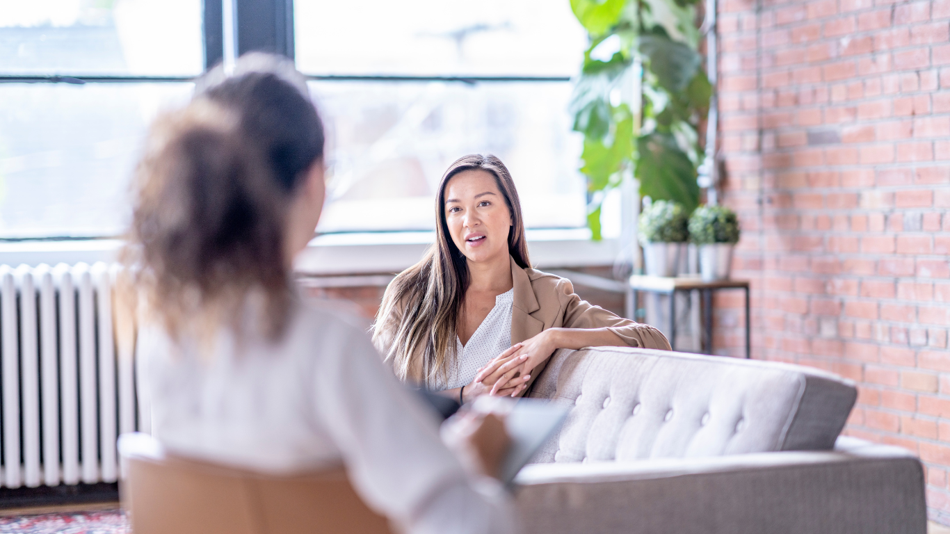 "Profissional de saúde participando em uma sessão informativa com consultores da Vitae Professionals, discutindo oportunidades de carreira.