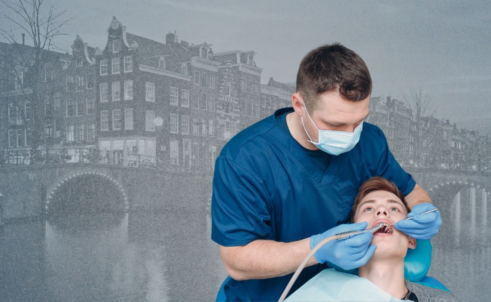 Dentista realizando um controlo periódico para verificar a saúde oral e as condições dos dentes e gengivas.