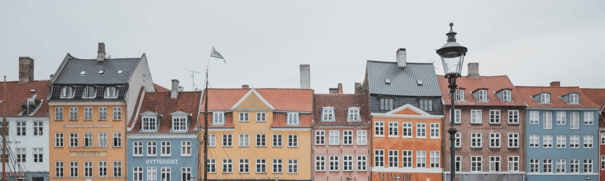 Vista panorâmica de Copenhaga, com destaque para os edifícios modernos e o ambiente ecológico.