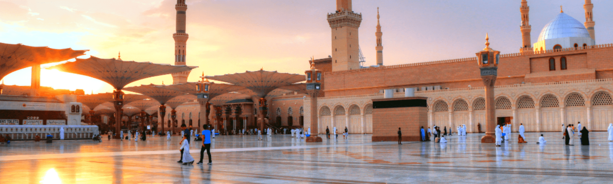 Vestuário tradicional saudita, com um homem em thobe e uma mulher em abaya. Encontre mais sobre as nossas ofertas de emprego na Arábia Saudita.