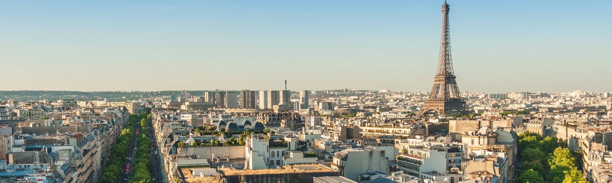 Vista iconica della Torre Eiffel a Parigi, simbolo della cultura francese. Vitae professionals, reclutamento